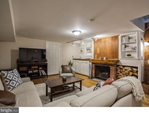 241 Bainbridge St, Philadelphia PA 19146-2034 exterior