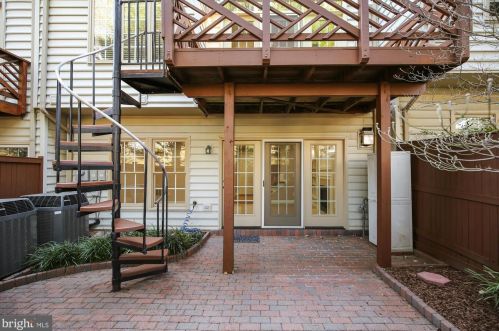 707 Hawkins Way, Alexandria VA  22314-6201 exterior