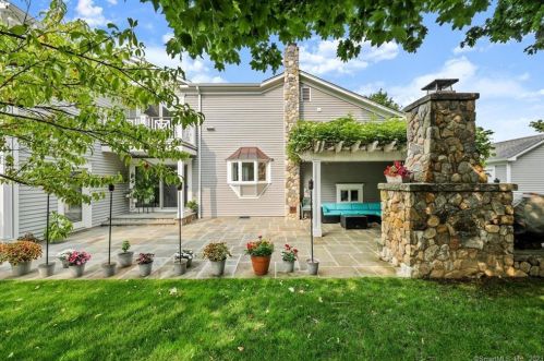 25 Bobwhite Dr, Norwalk CT 06851-2219 exterior