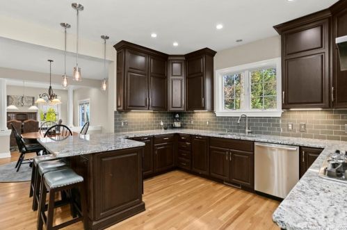 8 Gdn Ln, Westport CT 06880-5316 exterior