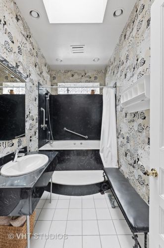 2206 Kenmore Ave, Chicago IL 60613-2916 exterior