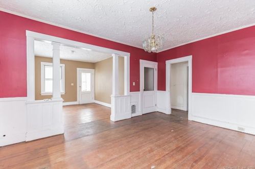 43 Elro St, Manchester CT 06040-4228 exterior