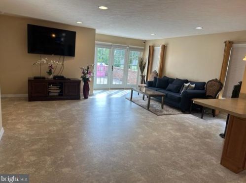 381 Thornhill Dr, Hanover PA  17331-7976 exterior