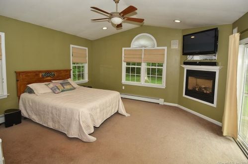 4 Autumn Dr, Enfield CT 06082-6236 exterior