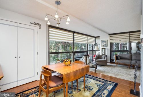 233 6th St, Philadelphia PA 19106-3768 exterior