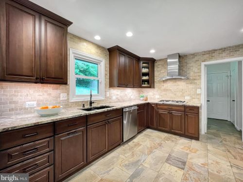 733 Rdg Dr, Mc Lean VA 22101-1620 exterior