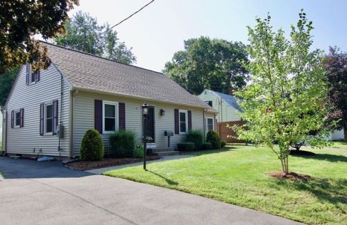 77 Mayflower Rd, Springfield, MA 01118-1406