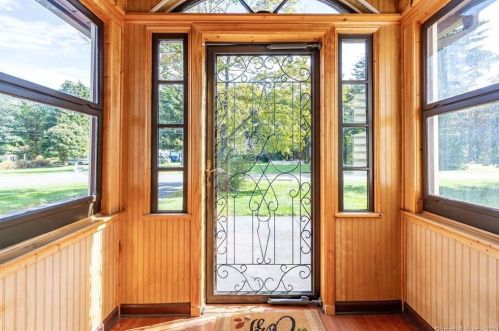 29 Fairlawn St, Farmington, CT 06032-3319