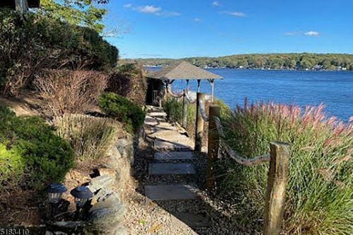 7 Elba Ave, Hopatcong NJ  07843-1807 exterior