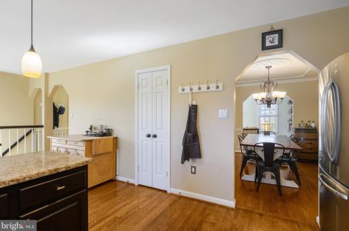 7312 Mallory Cir, Alexandria VA 22315-4704 exterior