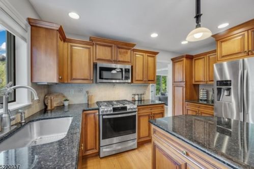 11 Deborah Dr, Morristown NJ 07960-3640 exterior