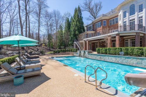 884 Alvermar Rdg Dr, Mc Lean VA 22102-1435 exterior