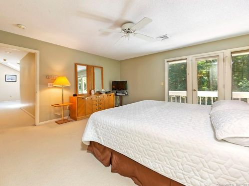 1 Essex Ct, Farmington CT 06032-1433 exterior