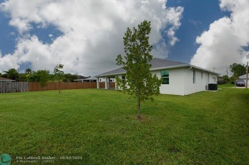 2470 Webster Ln, Fort Pierce FL 34953-5751 exterior