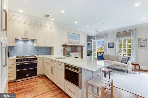 11 Wilkes St, Alexandria VA 22314-3856 exterior