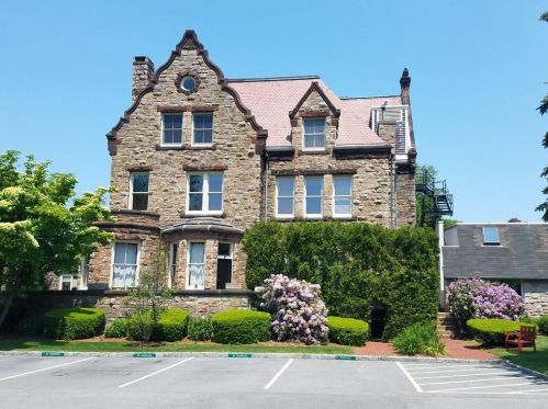 364 Bellevue Ave, Middletown RI 02840-3578 exterior