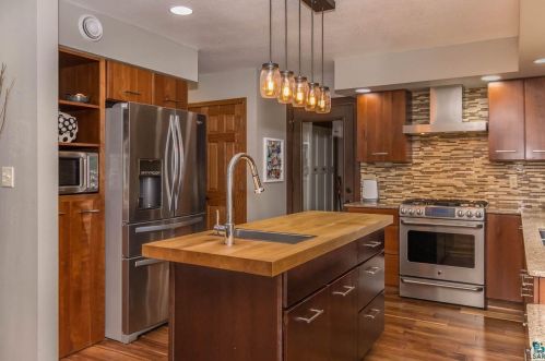 712 Jill St, Duluth, MN 55803-2100