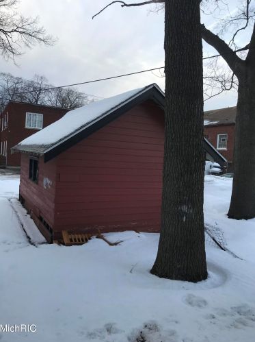 2513 Sanford St, Meskegon MI 49444-1445 exterior