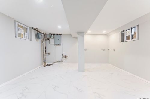 4031 Rombouts Ave, Bronx NY  10466-2513 exterior