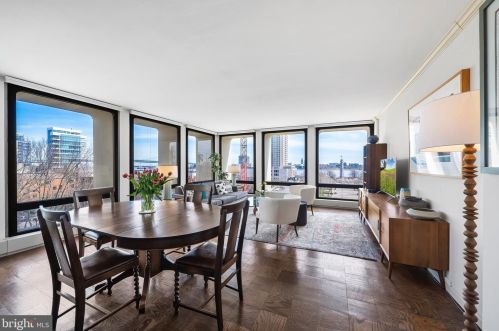 220 Locust St, Philadelphia, PA 19106-3952