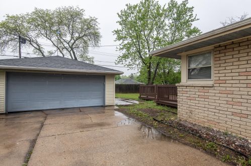 6683 83rd St, Milwaukee, WI 53223-5521