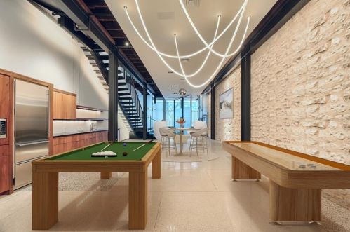 811 Congress Ave, Austin TX  78701-2425 exterior