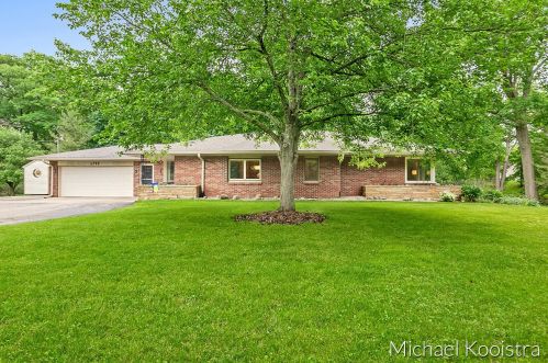 1742 Derbyshire St, Grand Rapids, MI 49508-2524