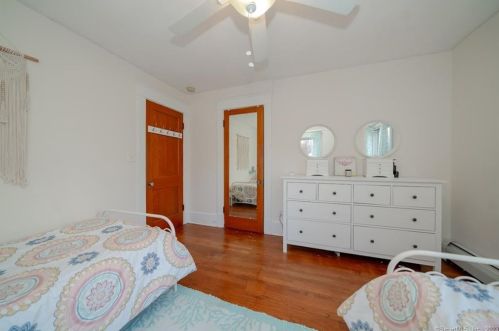 6 Harris St, Enfield CT 06082 exterior