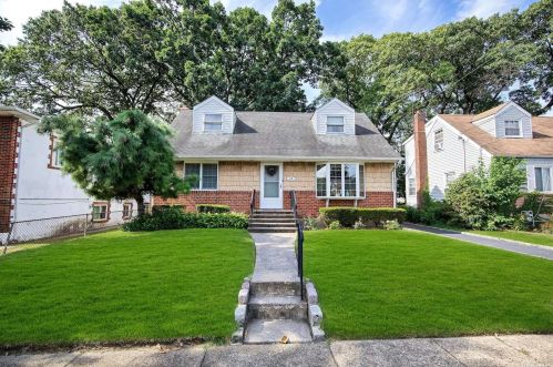 14 Henderson Ave, Valley Stream NY 11580-3025 exterior