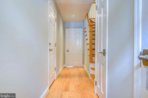 2530 Queen Annes Ln, Washington, DC 20037-2148