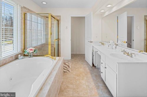 13 Meetinghouse Ct, Princeton NJ 08540-7730 exterior