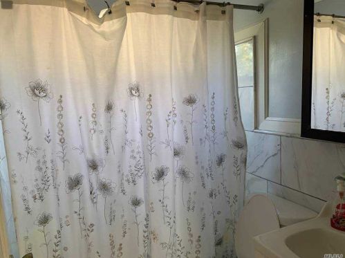 20 Gates Ave, Valley Stream NY 11580-3205 exterior