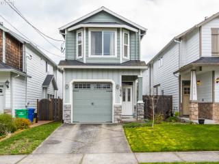 1936 72nd Ave, Portland, OR 97215-3513