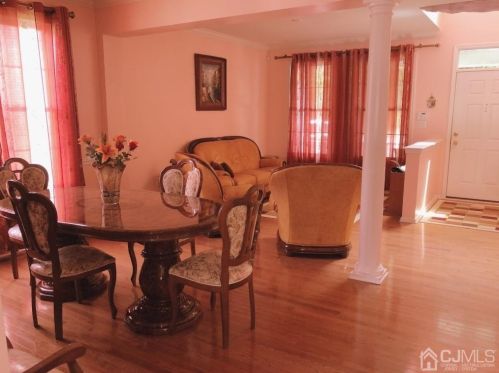 5 Crown Point Ct, Old Bridge, NJ 08857-3580