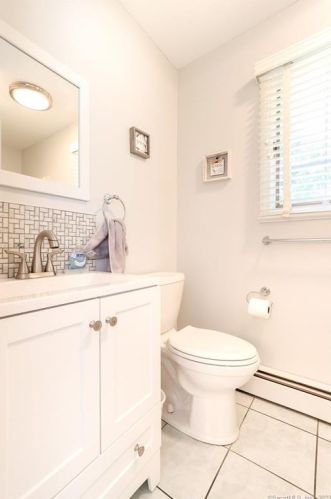 41 Brockett Farm Rd, North Haven CT 06473-3583 exterior