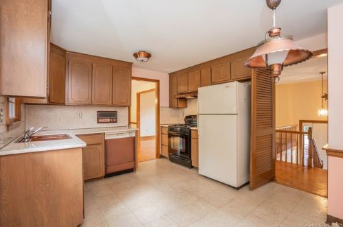 66 Lamplighter Ln, Hartford CT 06111-5232 exterior