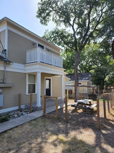 208 34th St, Austin TX  78705-1605 exterior