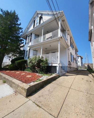 77 Clarence St, Providence RI 02909-3504 exterior