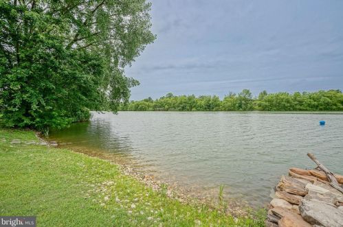 42 Hamilton Lk Dr, Trenton NJ 08619-3437 exterior