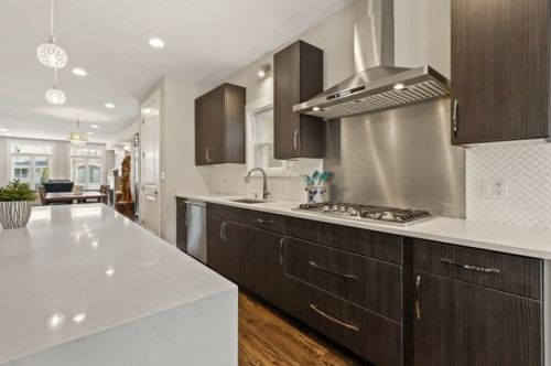 641 Bowen Ave, Chicago IL  60653-2824 exterior