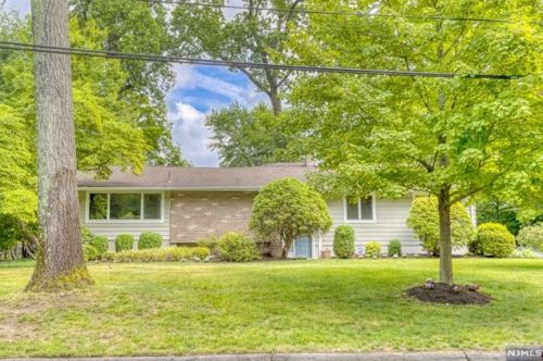 16 Donnybrook Dr, Demarest NJ  07627-1005 exterior