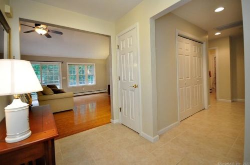 221 Marshall Phelps Rd, Windsor CT 06095-1743 exterior