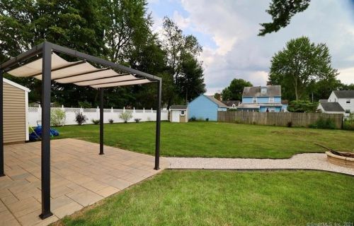 153 Bloomfield Ave, Windsor CT  06095-2819 exterior