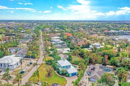 330 Hawser Ln, Naples FL 34102-5031 exterior