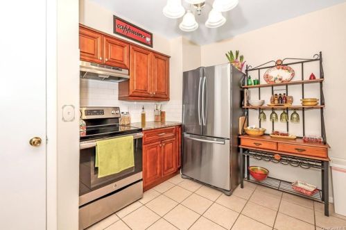 36 Grand Blvd, Valhalla NY 10595-1442 exterior