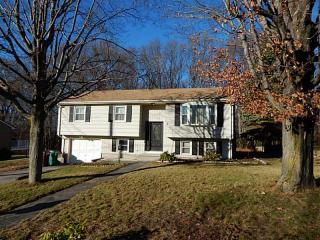 101 Glaude Ln, Woonsocket, RI 02895-1611