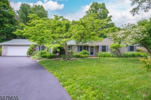 2 Camden Pl, West Milford Lakes, NJ 07480-1106