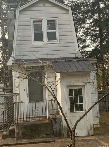 15 Saint Johns Pl, Babylon, NY 11704-1612