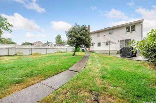 13 Dawson Dr, Valley Stream NY 11581-2939 exterior