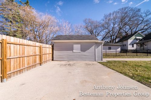 1221 Dickinson St, Grand Rapids MI 49507-2201 exterior